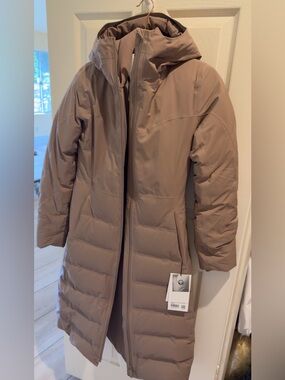Lululemon sleet street coat. Sold out color . BNWT size 4